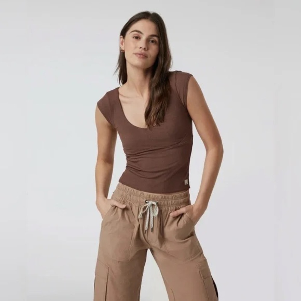 Vuori Sleeveless Cove V Neck Pepper Brown Ribbed Crop Top Cap Sleeve